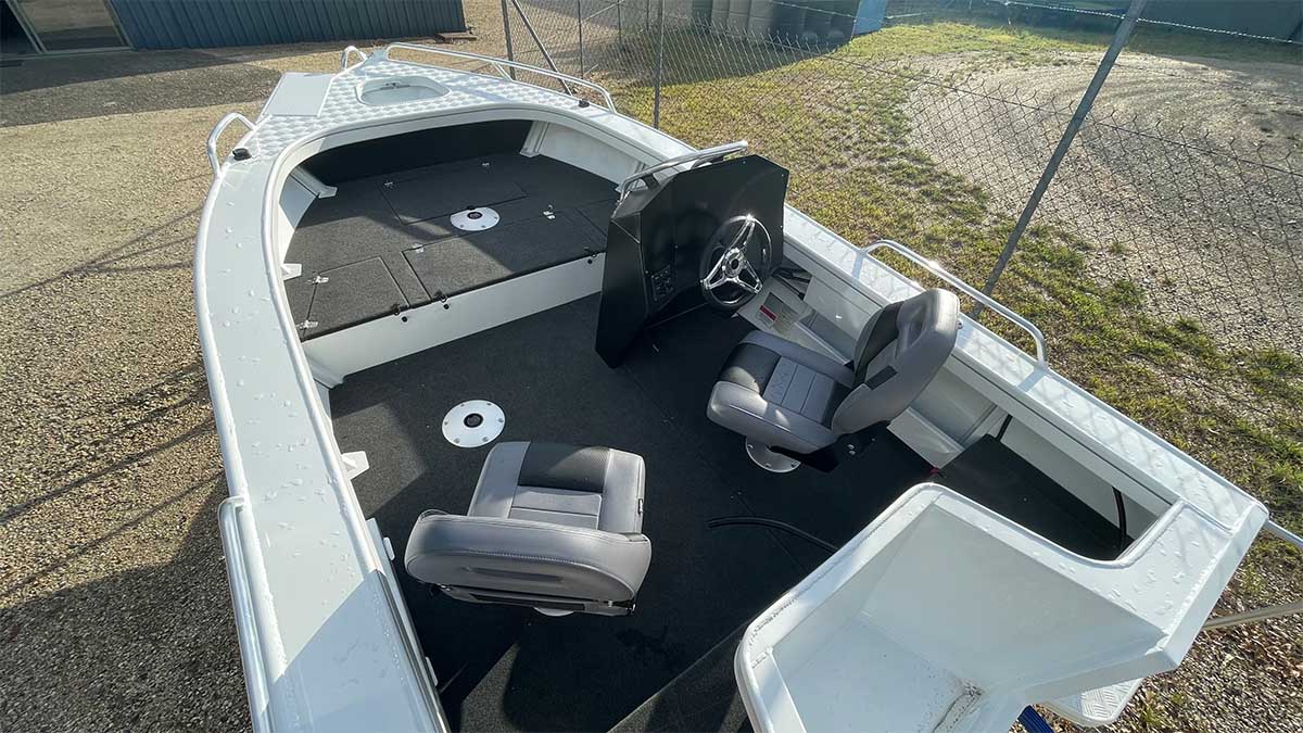 Stessl-420-Apache-Pro-Side-Console-Coffs-Harbour-Marine_0000s_0004_IMG_0477.jpg